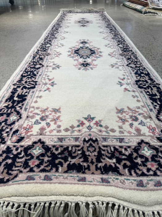 2'6" x 10'6" Indo-Persian 100% Wool Hand-knotted area rug
