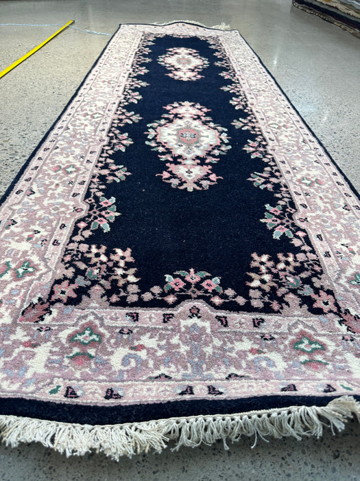 2'7" x 10' Indo-Persian 100% Wool Hand-knotted area rug