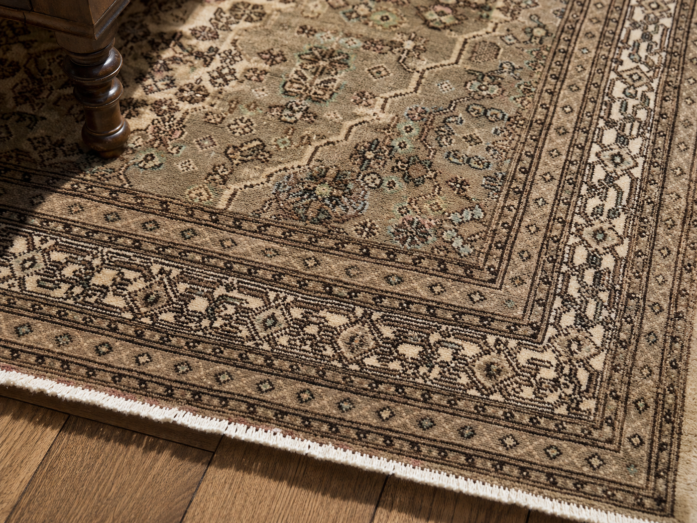9'8" x 6'11" Handmade Persian Wool Rug wool texture and pattern detail