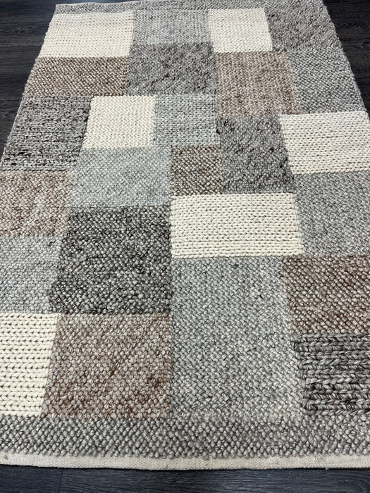 4'X6' Hand loom Wool Area rug